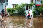 Hàng trăm hộ dân chạy ngập vì nước sông tràn qua đê bao