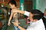 Chuyên gia y tế chẩn bệnh cho “cháu bé mọc lông như da trâu”