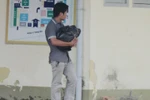 Cha bồng thi thể con gái sơ sinh bắt đền bệnh viện