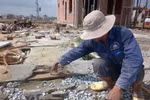 Tá hỏa phát hiện "ruột" bê tông bằng... gỗ mục