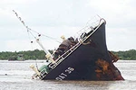 Lái tàu rơi xuống biển, 9 du khách bị thả trôi 