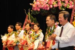 Khen thưởng dồn cho chức sắc (?!)