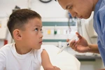 Giả mạo y tế phường đi tiêm chủng trẻ em