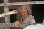 8 người con "nuôi nhốt" mẹ già 82 tuổi