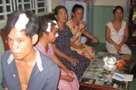 Nửa đêm xông vào nhà, đổ xăng đốt người ngay trên giường