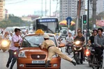 Tạm giữ tài xế nhiều lần hất CSGT lên capô