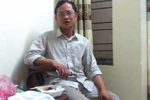 Một người bán hoa bị bắt vì mang... dao tỉa cành!