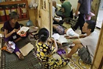 Viện phí tăng, vẫn phải nằm ở cầu thang