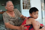 Viết chữ xấu, một học sinh bị đòn nhừ tử