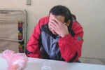Video: Quấn hàng chục thỏi vàng quanh người tại ga Hà Nội