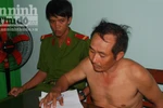 Hàng chục người bao vây trên núi bắt kẻ giết vợ