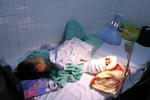 Táo tợn chặt tay người đi đường cướp tài sản