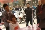 Kề kiếm vào cổ tiếp viên, ép đi khách