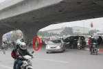HN: Một phụ nữ khỏa thân giữa trời đông điều khiển GT