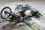 Xe máy bốc cháy dữ dội khi đang lưu thông trên đường