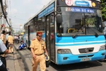 Giải cứu một phụ nữ bị kẹt tay dưới bánh xe buýt