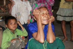 Khó tin chuyện chữa bệnh bằng... phép