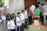 Chen nhau làm hộ chiếu vì tin đồn thất thiệt