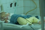 Cha ném con gái 10 tháng tuổi xuống nền nhà 