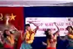 Những màn biểu diễn "thiếu vải" gây sốc nơi công sở