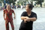Clip độc: Cụ bà hào hứng nhảy Gangnam style tại Hồ Hoàn Kiếm