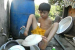 Cư dân mạng rơi lệ vì cậu bé ngồi rửa bát đĩa bằng chân