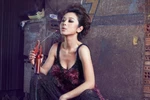 Hình ảnh cực lạ: Jennifer Phạm trong... xưởng cơ khí