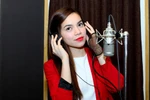 Hồ Ngọc Hà son môi đỏ rực đi thu âm
