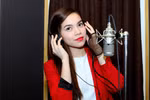 Hồ Ngọc Hà son môi đỏ rực đi thu âm