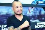Đi xem phim, giám khảo hot The Voice khoe tay...'vằn vện'