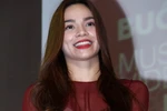 Hồ Ngọc Hà lại mặc áo mỏng tang