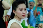 Hoa hậu Thu Thảo đỏ hoe mắt thương em nhỏ bệnh tật
