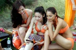 Ảnh: Thí sinh hoa hậu ngồi chỉnh sửa bikini trên bãi cỏ