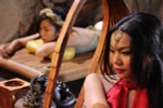 Tăng Thanh Hà lưng trần nằm trên chõng tre