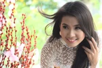 Phan Thị Mơ cười xinh bên hoa xuân rực rỡ