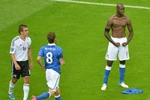 Góc ảnh: Đêm huyền diệu của ‘Super’ Mario Balotelli