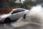 Ô tô cong mình, nhấc đuôi vì mưa to, bão lớn