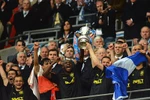 Thắng Man City, vô địch FA Cup và... xuống hạng