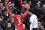 Chuyện ảnh: Suarez khiếm nhã hất tay, Evra trả đũa, Old Trafford suýt loạn đả