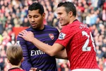 Sao Arsenal xin đổi áo với Van Persie ngay… hiệp 1