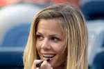 Đi xem chồng đánh tennis, Brooklyn Decker tranh thủ trát phấn, tô son