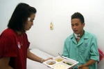 Cảm động cô bạn gái tận tình chăm sóc Xuân Hiếu trong bệnh viện