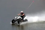 Kinh ngạc xe địa hình chạy băng qua hồ nước sâu 2m