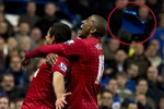Cận cảnh: Chicharito suýt vỡ đầu vì đòn thù của fan Chelsea