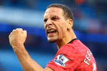 Cận cảnh cú ném xu trúng mặt khiến Rio Ferdinand đổ máu