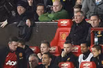 Chuyện buồn trong ngày vui: Rooney ngó lơ, không bắt tay Sir Alex
