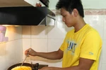 Tặng mẹ HCV SEA Games, siêu kình ngư vào bếp... rán trứng