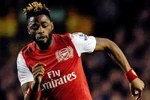 Chào tạm biệt đồng đội, Alex Song lên đường đến Barca