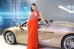 Á hậu Thùy Trang ‘đứng canh’ Audi R8 Spyder