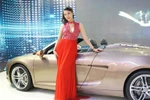 Á hậu Thùy Trang ‘đứng canh’ Audi R8 Spyder